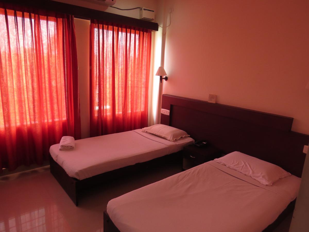 Lals Residency Hotell Adur Rum bild