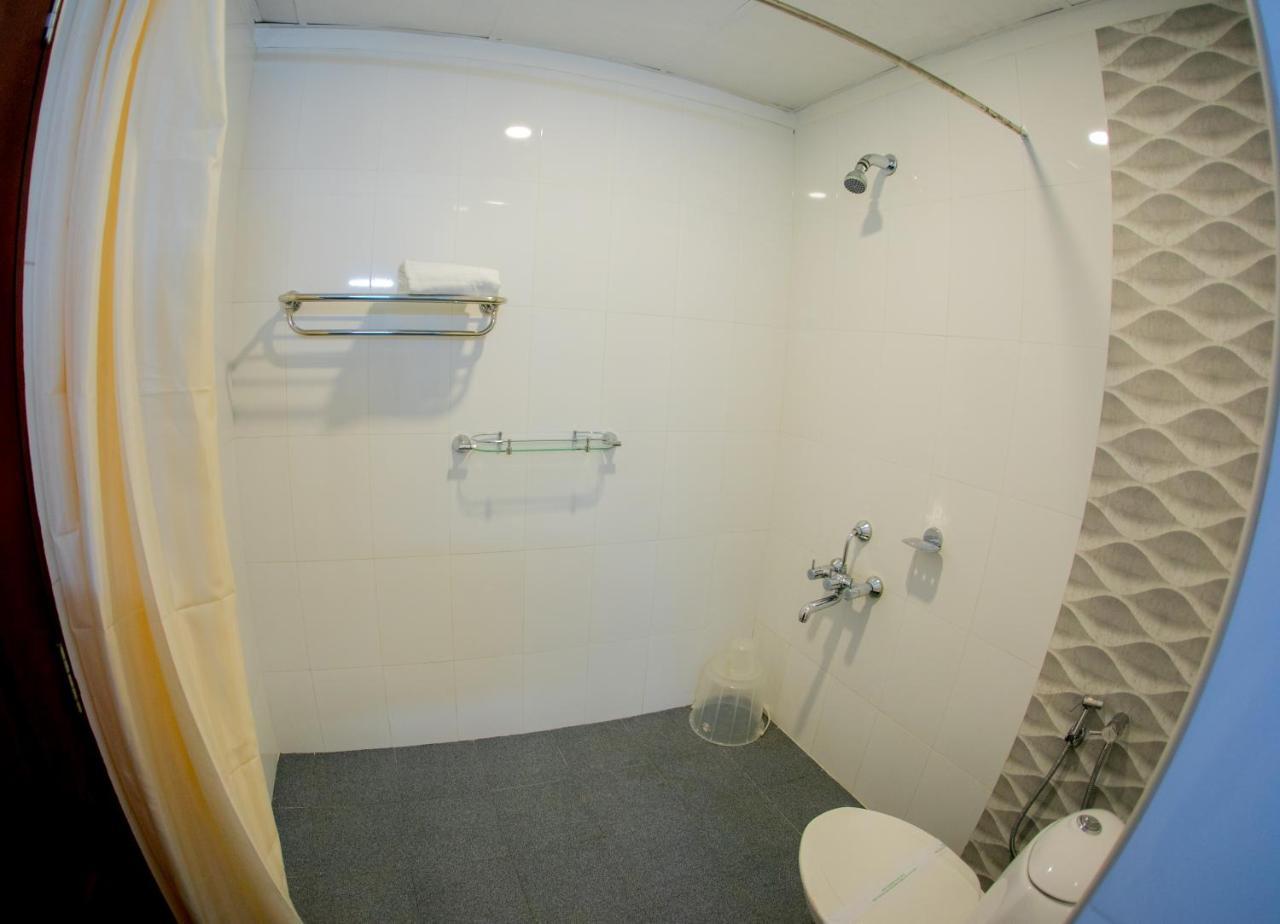 Lals Residency Hotell Adur Exteriör bild